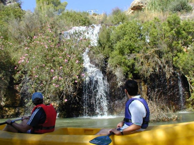 Pasando junto a cascadas